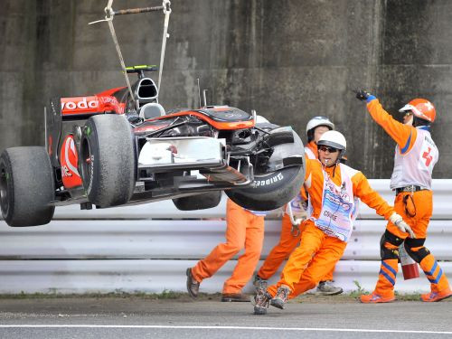 Japānas F1 treniņos pārliecinoši ātrākie "Red Bull", Hamiltons piedzīvo avāriju