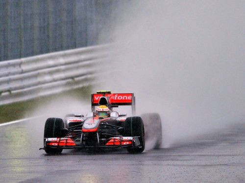 Japānas F1 kvalifikācija lietus dēļ pārcelta uz svētdienas rītu