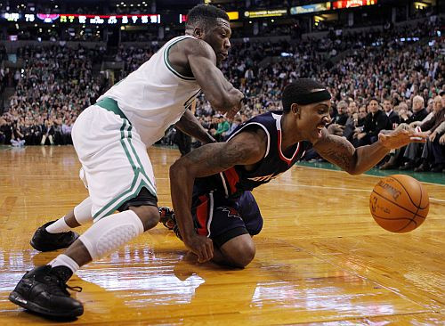 "Celtics" 12. panākums pēc kārtas; Džinobili atkal izrauj uzvaru "Spurs"