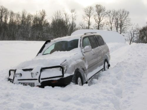 Lietuvas rallija organizētāji cīnās ar sniegu (+foto)