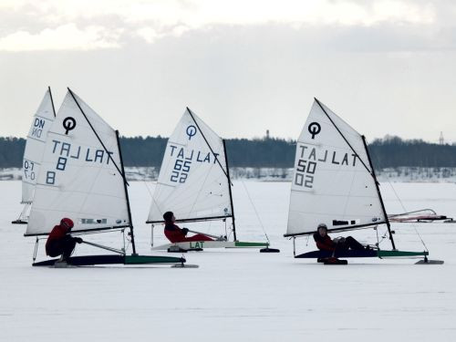 Noskaidroti Latvijas čempioni ledusburāšanā