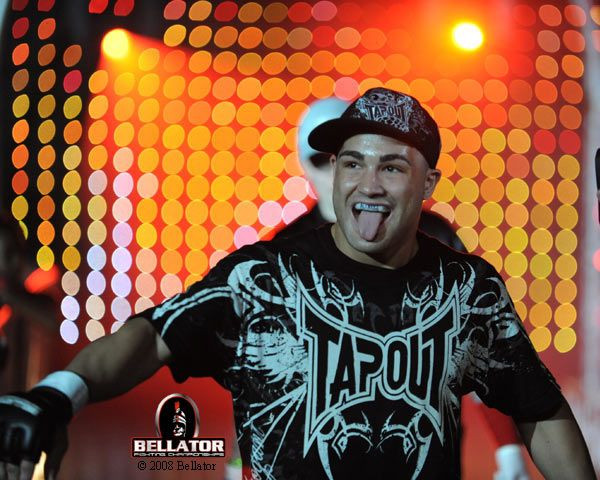 Edijs Alvarezs pamet "Bellator" un pievienojas UFC