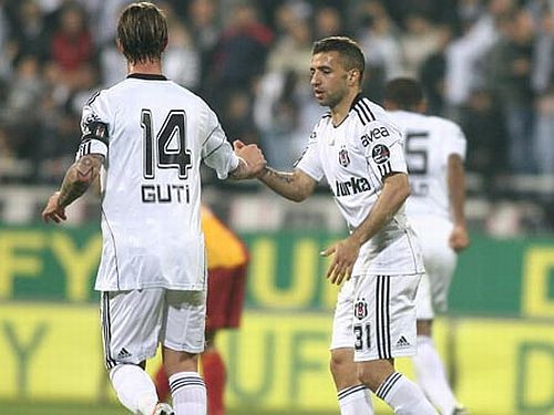 ''Fenerbahce'' atgūst 1. vietu;  ''Besiktas'' atkal pieveic ''Galatasaray'', lenc Forlanu