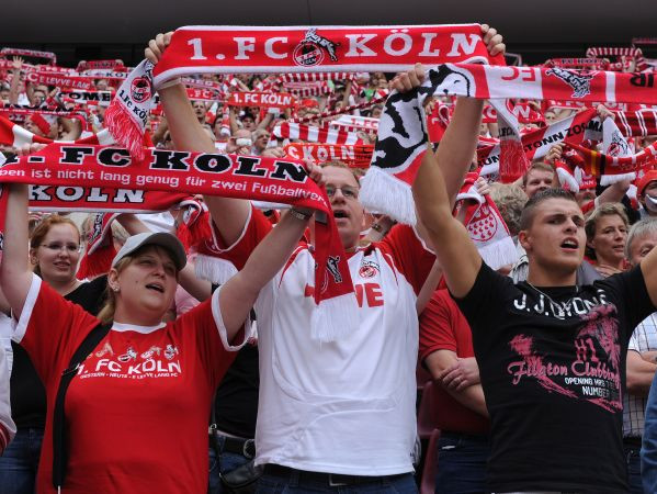 "Schalke" fanus apmētā ar fekālijām, "Hoffenheim" iebūvē slepenu skaļruni viesu traucēšanai