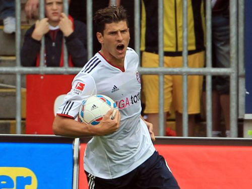 Gomesam hat-trick "Bayern" uzvarā; Dortmundei neizšķirts pret "Bayer"