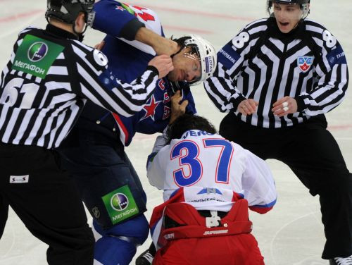 KHL par kaušanos diskvalificē Artjuhinu un Vero