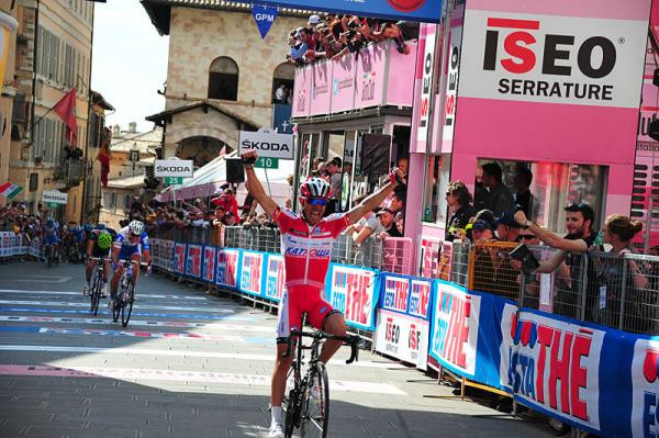 "Giro d'Italia" 10.posmā uzvar Smukuļa komandas biedrs Rodrigess