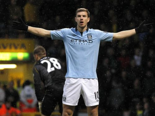 "United" un "City" smagas uzvaras, "Reading" bez Gorkša pārspēj "West Ham"