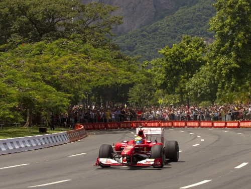 Felipes Masas F1 šovā Brazīlijā ievainoti trīs cilvēki (+video)