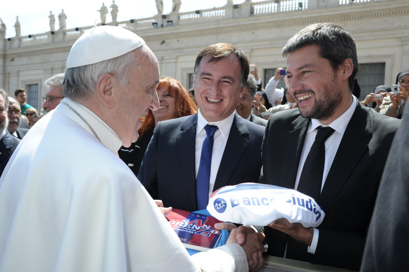 Romas pāvests Francisks ticies ar argentīniešu futbola kluba pārstāvjiem