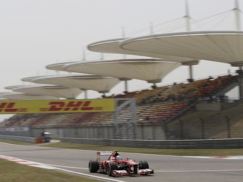 "Ferrari" piloti ātrākie Ķīnas GP treniņbraucienos