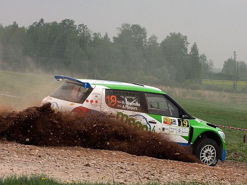 Video: Talsu rallija 1. dienas apskats un avārijas Strazdes tramplīnā