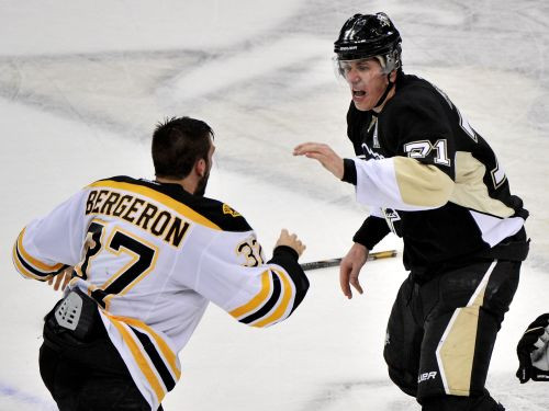 "Bruins" izbraukumā atstāj sausā "Penguins" vareno uzbrukumu