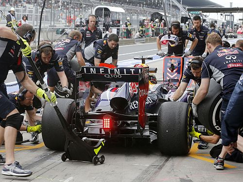 F1 piloti tiks sodīti par incidentiem boksos