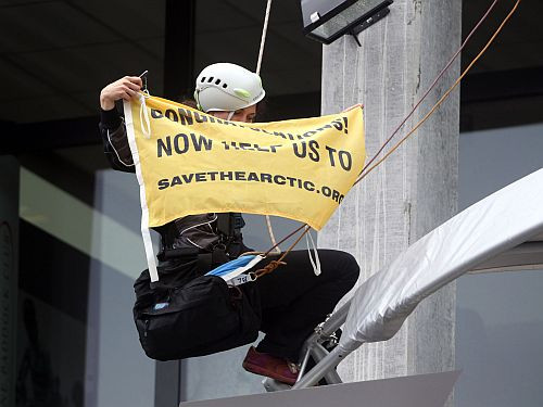 "Greenpeace" pārstāve sūdzas par F1 apsargu nežēlību (+video)