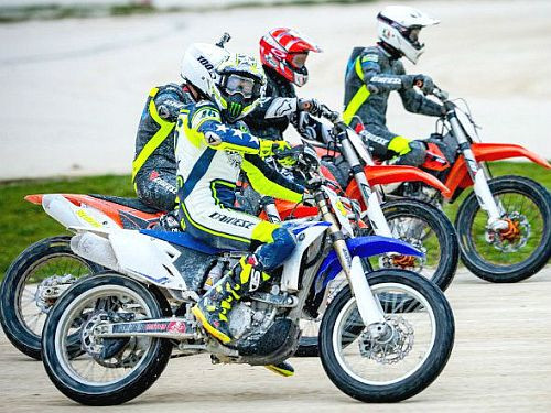 Valentino Rosi izcīna uzvaru enduro sacensībās