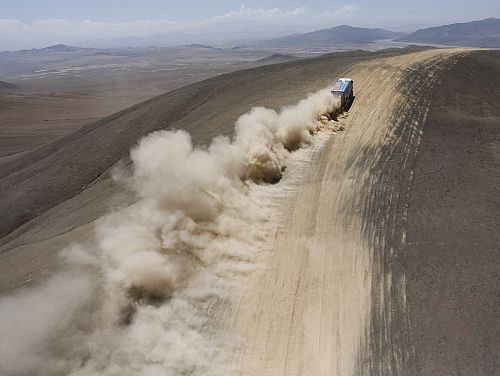 Video: "Kamaz" uzvar 11. posmā un dodas pretī triumfam Dakaras rallijā