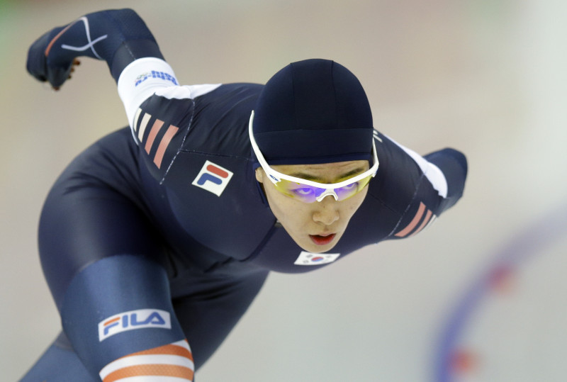 Ātrslidotāja Lī labo divus olimpiskos rekordus un kļūst par divkārtējo čempioni