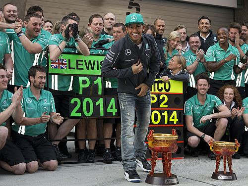 Statistika: Luiss Hamiltons ielaužas uzvarām bagātāko F1 pilotu "Top 10"