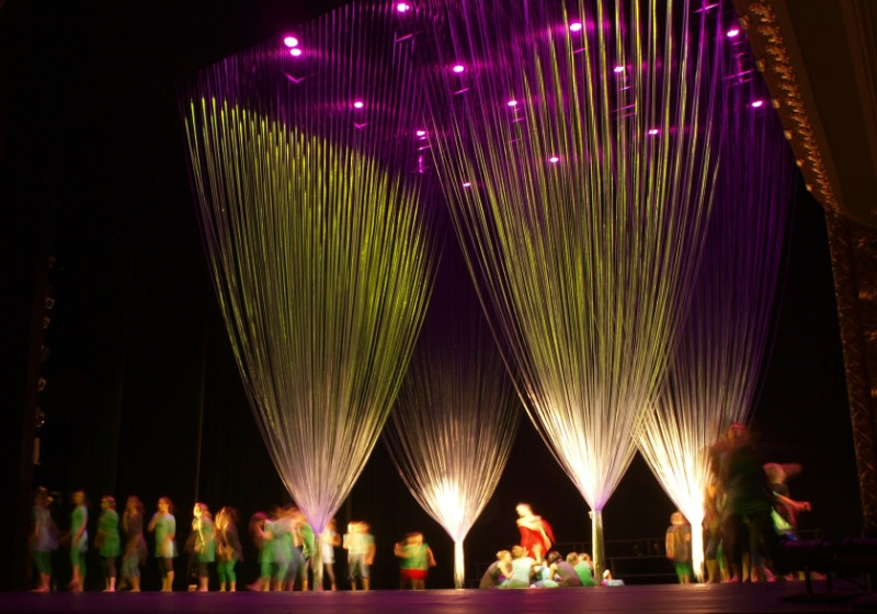 Uzveduma „Mūzika, deja, piedzīvojums!” scenogrāfija iegūst balvu konkursā „Gada balva dizainā 2014”