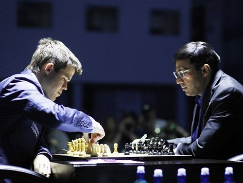 Karlsena un Ananda cīņā par pasaules čempiona titulu šahā pagaidām neizšķirts