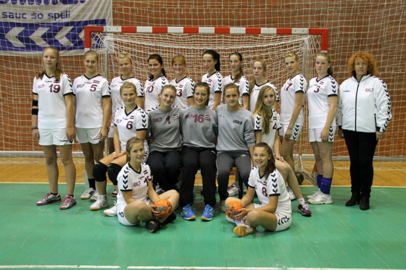 Latvijas U-16 handbolistes negaidīti pieveic valsts čempiones