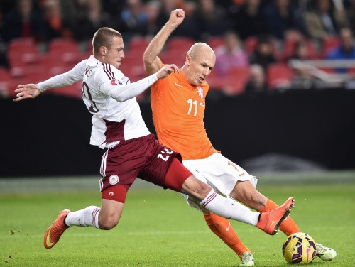 Analīze: Robens un van Pērsijs soda Latviju par atklāto futbolu