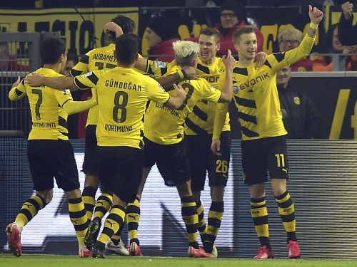Dortmundes "Borussia" uzvar aizraujošā mačā un izkļūst no izkrišanas zonas