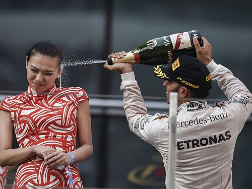 "Pjedestāla meitene" aizstāv F1 čempionu Hamiltonu