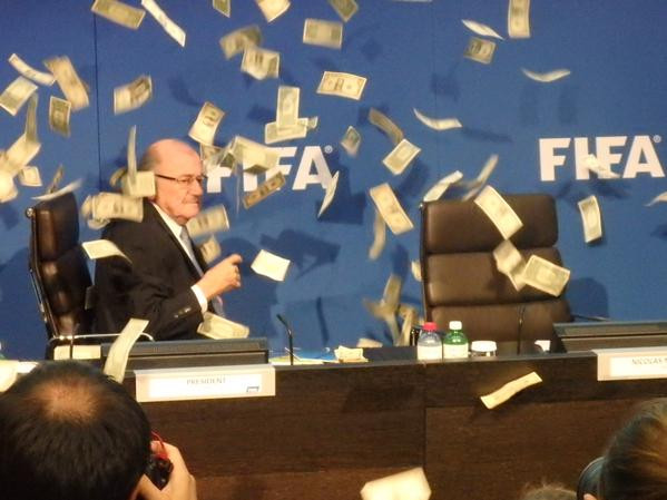 Protestētājs FIFA sanāksmē Blatera virzienā met naudas banknotes