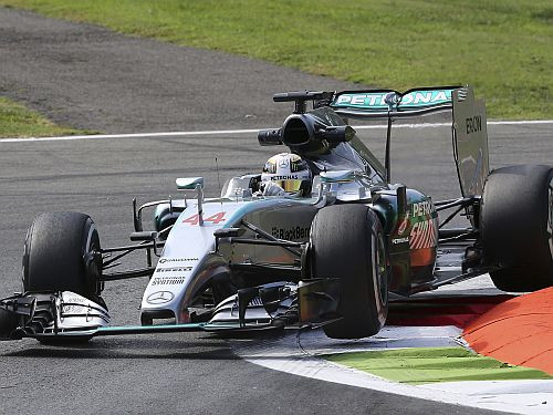 Hamiltons "Grand Prix" posmu Itālijā sāk ar ātrāko laiku pirmajā treniņā