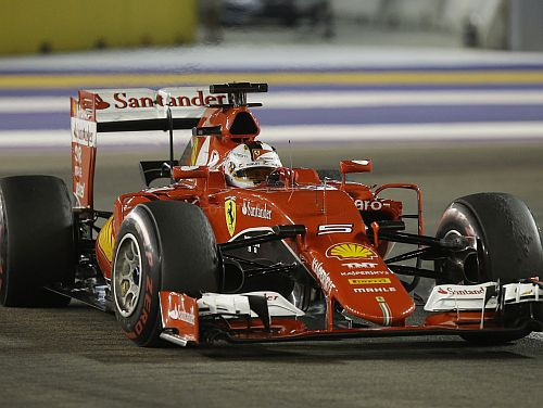 Singapūras "Grand Prix" triumfē Fetels, F1 līderis Hamiltons izstājas