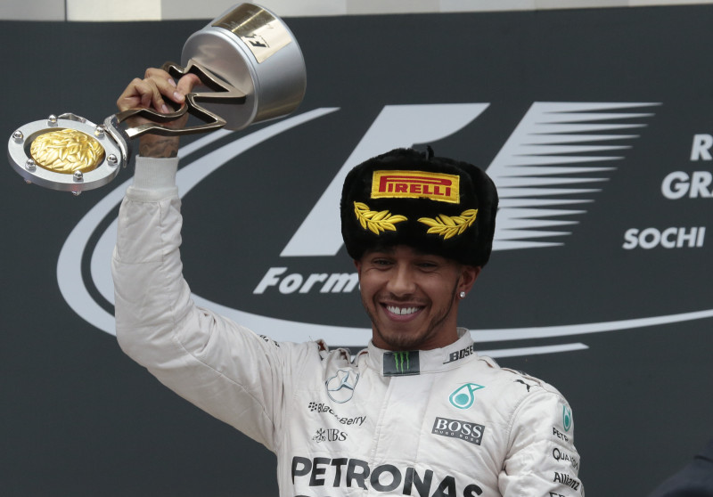 Rosbergs izstājas jau sākumā, Hamiltonam devītā uzvara sezonā