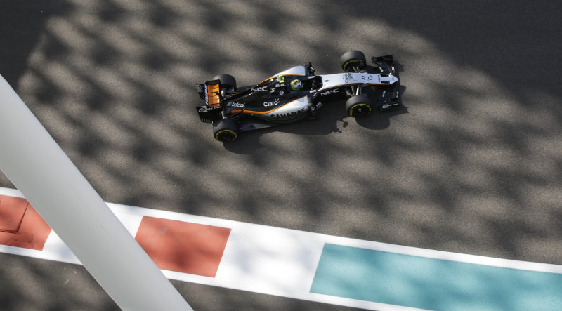 Rosbergs pārspēj Hamiltonu otrajā treniņā, seko Peress