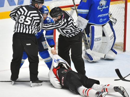 "Barys" hokejistam piecu spēļu diskvalifikācija par rupjību un guļošā sišanu