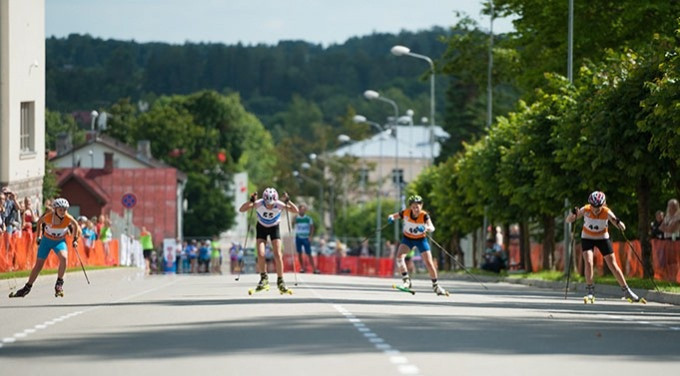 Pieci Latvijas un viens Krievijas pārstāvis uzvar LČ sprintā rollerslēpošanā Madonā