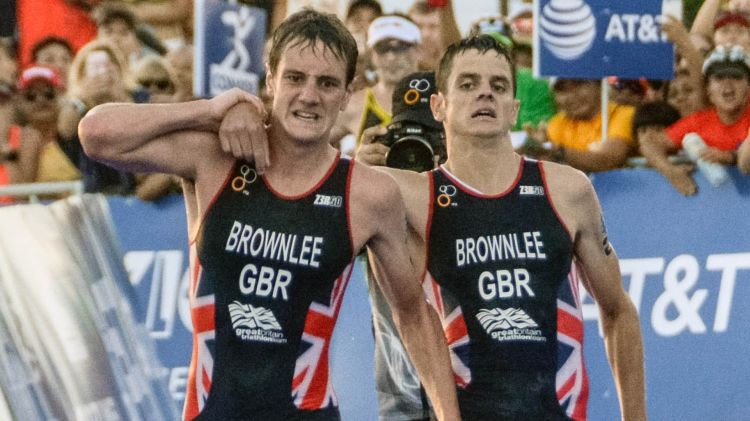 Olimpiskais čempions atsakās no iespējas uzvarēt, lai palīdzētu brālim finišēt