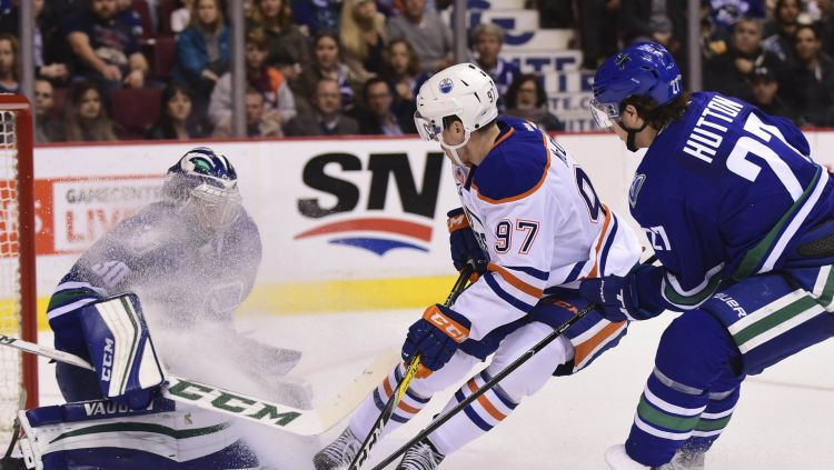 NHL sezonas sākuma līderis Makdeivids nokārto "Oilers" piekto uzvaru pēc kārtas
