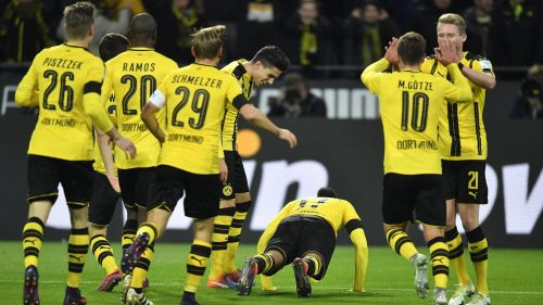 Dortmunde iztur pamatīgu "Bayern" spiedienu un triumfē derbijā