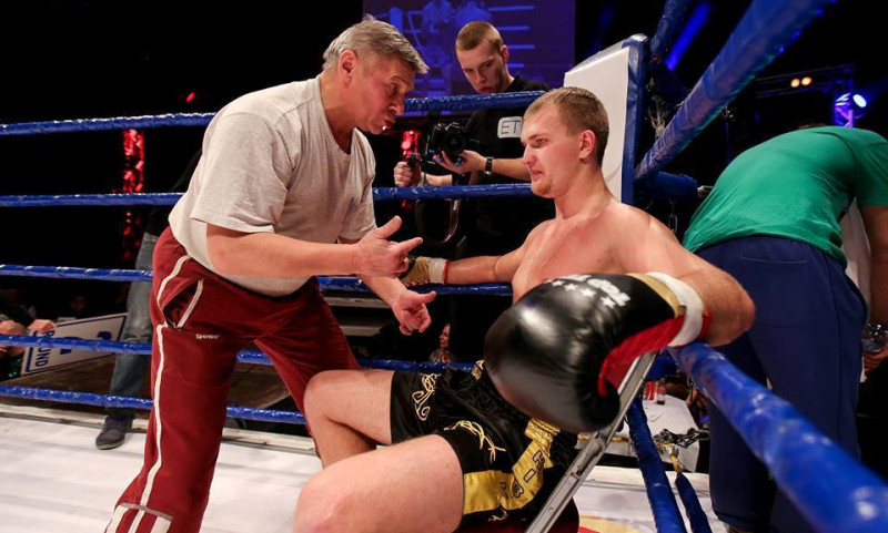 Latvijas bokseris Porozovs Anglijā nokautē britu sportistu Natlendu