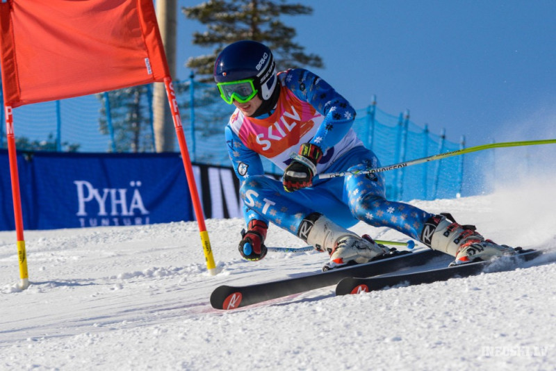 Latvijai trīs uzvaras sešās jauniešu grupās milzu slalomā Baltijas kausā (video)