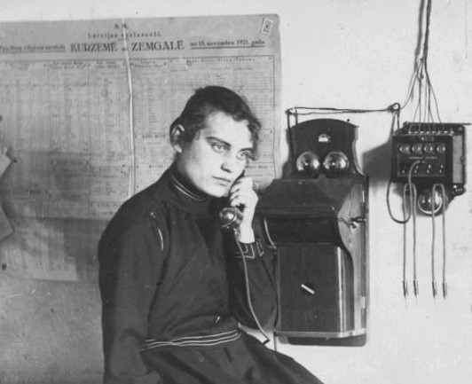 Ogres muzejā durvis ver lielākā izstāde Latvijā par senlaiku telefoniem