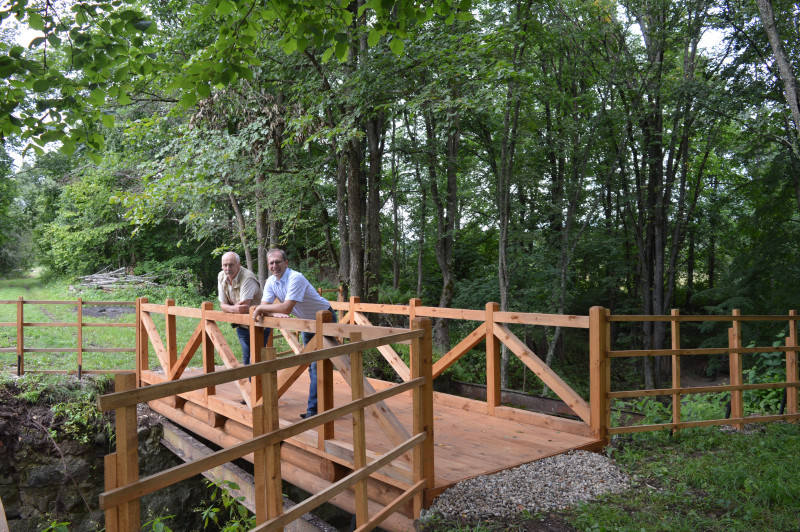 Dabas parkā “Daugavas loki” atjaunots kājāmgājēju un velosipēdistu tiltiņš pār Bornes upi