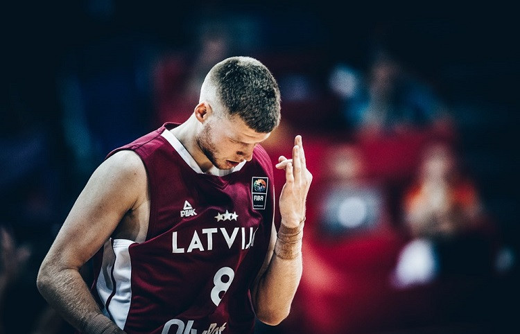 Dāvim Bertānam tālmetienu rekords, Latvija gandrīz izsēj 29 punktu pārsvaru