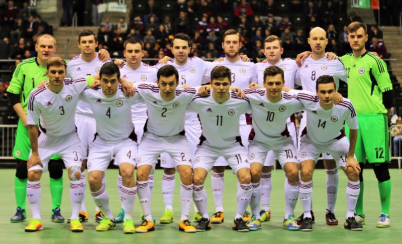 Telpu futbola izlase neizmanto momentus, zaudē Lietuvai un nenosargā kausu