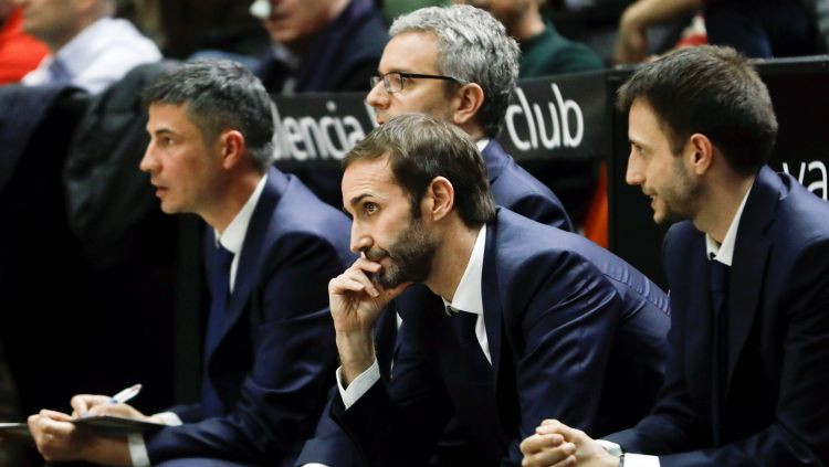 Kuruca pārstāvētā "Barcelona" atlaiž galveno treneri Alonso