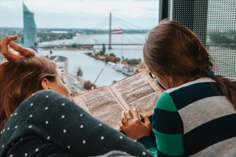 Piecas izrāžu - lasījumu cikla “Lasām Latvijā”  izrādes Nacionālajā bibliotēkā