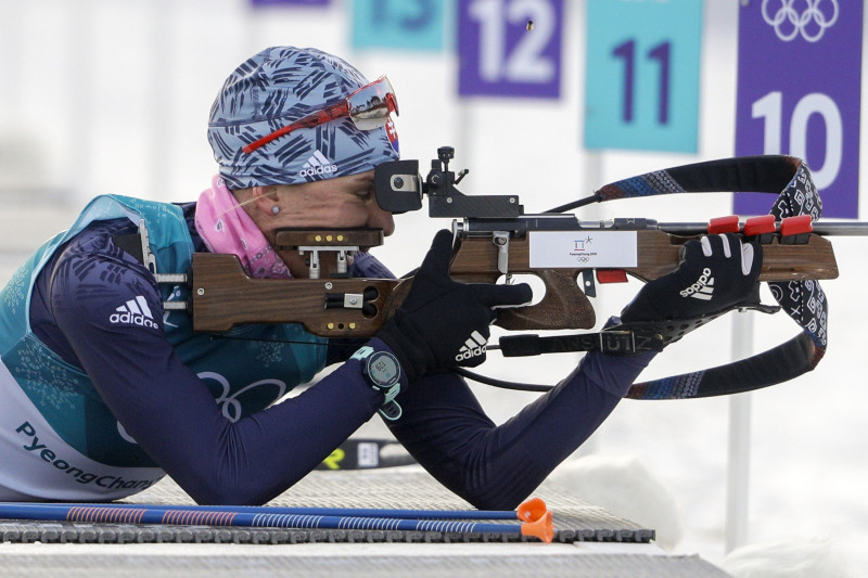 Kuzmina aizver 19/20 mērķiem, ātri slēpo un iegūst olimpisko zeltu masu startā