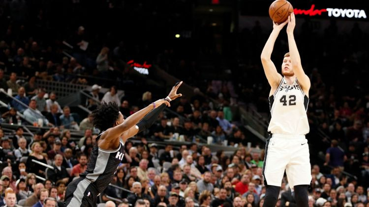 Bertāna pārstāvētā "Spurs" 21. sezonu pēc kārtas iekļūst NBA izslēgšanas spēlēs