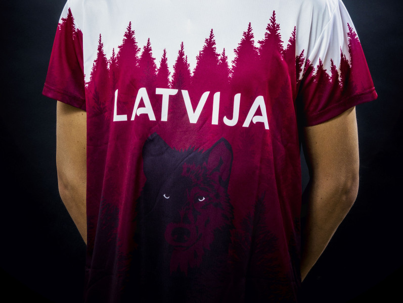 Ar īpašo Latvijas vilku fanu kreklu mugurā